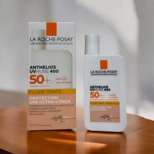کرم ضد آفتاب فلویید بی رنگ لاروش پوزای با اس پی اف 50+ مدل آنتلیوس یووی مون 400 La Roche Posay Anthelios UVMune 400 Invisible Fluid SPF50+ Sun Cream